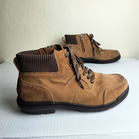 UGG Hapsburg Brown Ankle Boots with Suede Finish and Sturdy Sole Size 10 - Picture 1 of 13